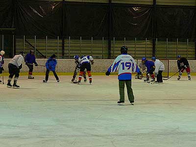 BITVA O TŘEBONÍN - hokejové utkání roku  5.2.2012 - "starý" versus "nový" Třebonín, foto: Jan Švec