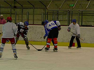 BITVA O TŘEBONÍN - hokejové utkání roku  5.2.2012 - "starý" versus "nový" Třebonín, foto: Jan Švec