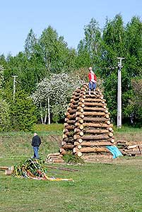 Pálení čarodějnic v obci Dolní Třebonín, 30.4.2007, foto: Lubor Mrázek