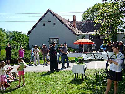 Svěcení zvonu sv. Floriána na zvoničce v Horní Svinci, 19.5.2012