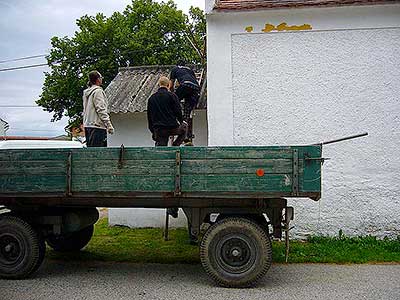 Materiál k soutěži nutno naložit, hasičšká soutěž "Vidle" Dolní Třebonín, 21.7.2012