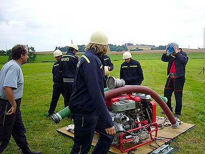 Domácí těsně před útokem, hasičšká soutěž "Vidle" Dolní Třebonín, 21.7.2012