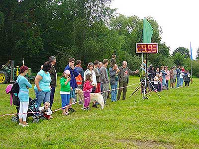 Závodiště bylo obklopené pozornými diváky, hasičšká soutěž "Vidle" Dolní Třebonín, 21.7.2012