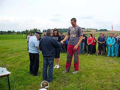 Starosta obce a velitel soutěže při předávání ocenění, hasičšká soutěž "Vidle" Dolní Třebonín, 21.7.2012