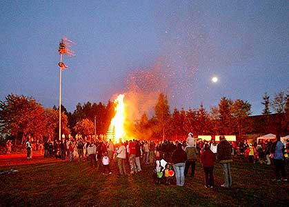 Pálení čarodějnic v obci Dolní Třebonín, 30.4.2007, foto: Lubor Mrázek