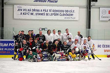 Poslední zápas hokejovýho týmu HC Downtown Fallen Leafs sezóny 2012/2013, aneb utkali se Černí s Bílými, Hokejové centrum Pouzar ...