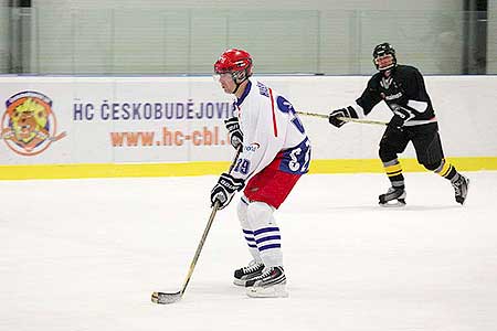 Poslední zápas hokejovýho týmu HC Downtown Fallen Leafs sezóny 2012/2013, aneb utkali se Černí s Bílými, Hokejové centrum Pouzar ...