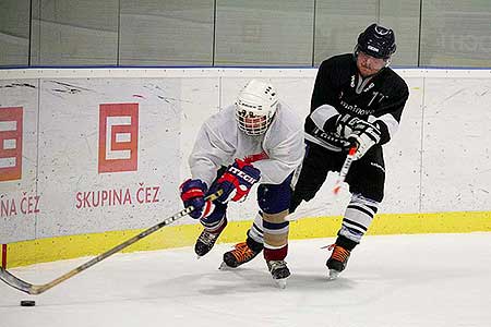 Poslední zápas hokejovýho týmu HC Downtown Fallen Leafs sezóny 2012/2013, aneb utkali se Černí s Bílými, Hokejové centrum Pouzar ...