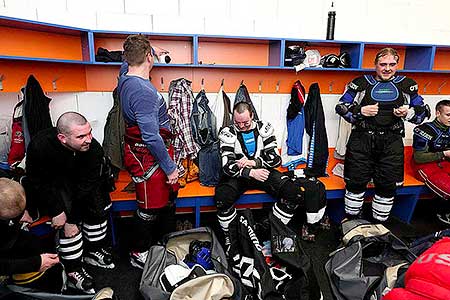 Poslední zápas hokejovýho týmu HC Downtown Fallen Leafs sezóny 2012/2013, aneb utkali se Černí s Bílými, Hokejové centrum Pouzar ...