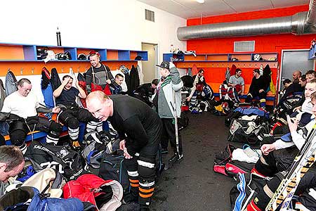 Poslední zápas hokejovýho týmu HC Downtown Fallen Leafs sezóny 2012/2013, aneb utkali se Černí s Bílými, Hokejové centrum Pouzar ...