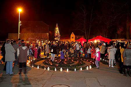 Zpívání u vánočního stromu 20.12.2013, foto: Lubor Mrázek