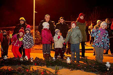 Zpívání u vánočního stromu 20.12.2013, foto: Lubor Mrázek