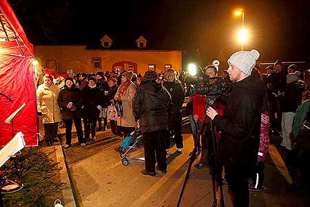 Zpívání u vánočního stromu 20.12.2013, foto: Lubor Mrázek