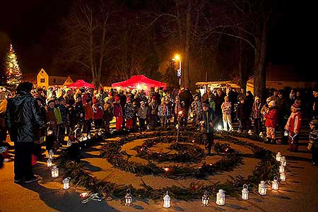 Zpívání u vánočního stromu 20.12.2013, foto: Lubor Mrázek