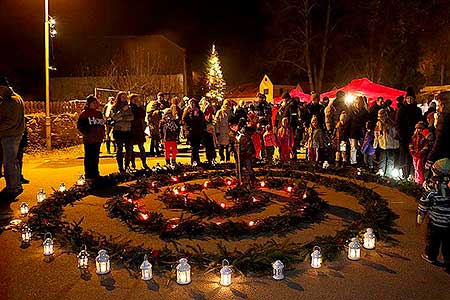 Zpívání u vánočního stromu 20.12.2013, foto: Lubor Mrázek