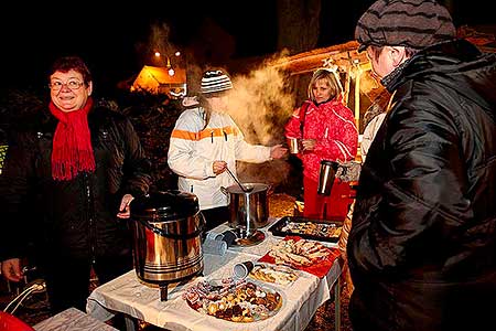 Zpívání u vánočního stromu 20.12.2013, foto: Lubor Mrázek