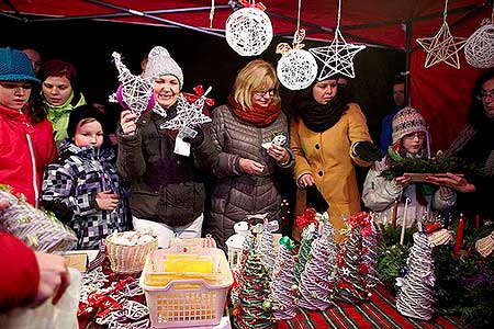 Zpívání u vánočního stromu 20.12.2013, foto: Lubor Mrázek