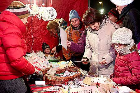 Zpívání u vánočního stromu 20.12.2013, foto: Lubor Mrázek