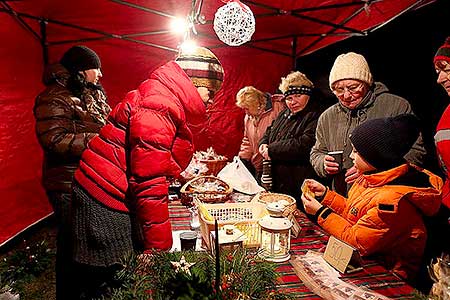 Zpívání u vánočního stromu 20.12.2013, foto: Lubor Mrázek