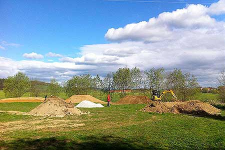 Průběh stavby bikrosového hřiště v Dolním Třeboníně 9.4.2014, foto: Lubor Mrázek
