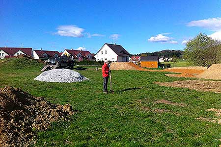 Průběh stavby bikrosového hřiště v Dolním Třeboníně 9.4.2014, foto: Lubor Mrázek