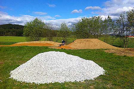 Průběh stavby bikrosového hřiště v Dolním Třeboníně 9.4.2014, foto: Lubor Mrázek
