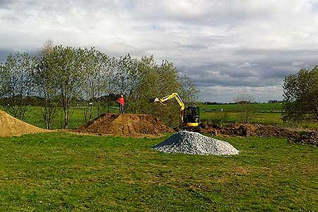 Průběh stavby bikrosového hřiště v Dolním Třeboníně 9.4.2014, foto: Lubor Mrázek